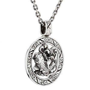 Genombrutet koifisk-hänge i 925 sterlingsilver, koimedaljong från höger vinkel med kedja