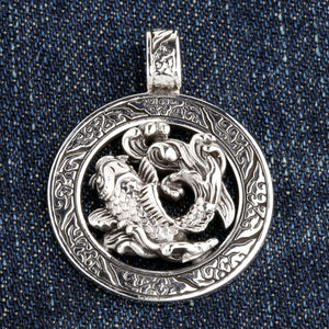 Genombrutet koifiskhänge i sterlingsilver, genombruten koi-framsida på denim