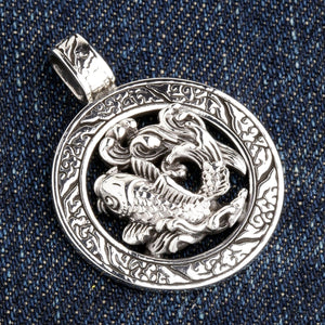 Genombrutet koifiskhänge i sterlingsilver, koihänge i vinkel på denim