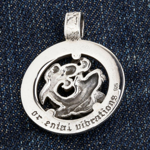 Genombrutet koifiskhänge i sterlingsilver, hängets baksida och silverstämpel
