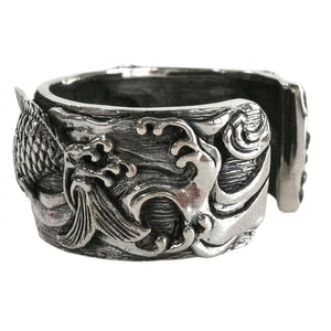 Koi-Fisch Armspange aus .925 Sterlingsilber, Wellen-Detailansicht