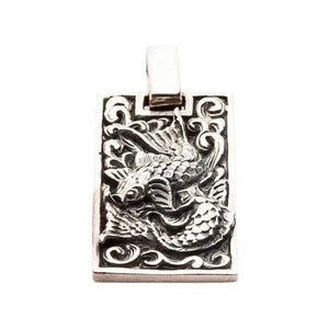 Koifisk dog tag-hänge i .925 sterlingsilver, framsida av koi dog tag