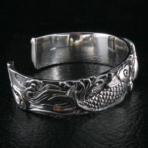 Bracelete aberto em prata de lei peixe carpa koi, perfil lateral do bracelete artesanal em prata 925 carpa koi japonesa