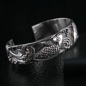 Bracelete aberto em prata de lei peixe carpa koi, ângulo lateral do bracelete artesanal em prata de lei carpa koi com detalhes de ondas