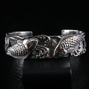 Bracelete aberto em prata de lei peixe carpa koi, vista frontal do bracelete em prata carpa koi japonesa mostrando o design detalhado de carpas nadando