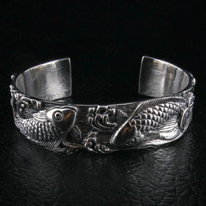 Bracelete aberto em prata de lei peixe carpa koi, bracelete em prata de lei carpa koi japonesa mostrando a parte interna e o design aberto