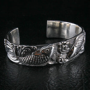 Bracelete aberto em prata de lei peixe carpa koi, vista traseira do bracelete em prata carpa koi com cauda fluida e motivos de ondas