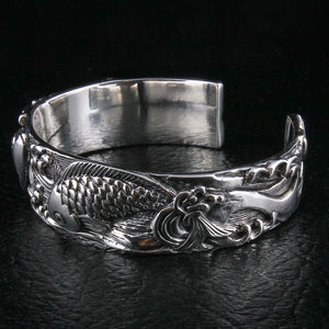 Bracelete aberto em prata de lei peixe carpa koi, bracelete masculino em prata de lei carpa koi com design tradicional de ondas japonesas