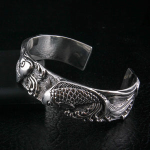 Bracelete aberto em prata de lei peixe carpa koi, vista em três quartos do bracelete em prata carpa koi japonesa mostrando escamas de peixe