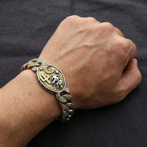 Bracelet à maillons Kokopelli en argent sterling et laiton, porté sur un poignet adulte