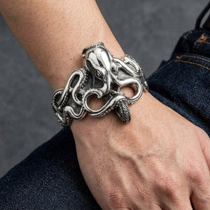 Schwere Krake-Oktopus-Armspange aus Sterlingsilber, natürlich um das Handgelenk getragen, mit sichtbarem Verschluss