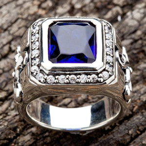 Ein großer Saphir-Zirkonia-Ring für Herren in einer gotischen Fassung aus Sterlingsilber mit einem strahlenden Stein-Halo