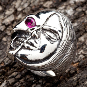 En herrering som symboliserer dualiteten mellom liv og død, med et delt menneske- og hodeskalleansikt