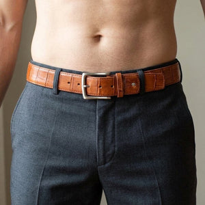 Ceinture pour homme en cuir de crocodile marron clair portée à la taille