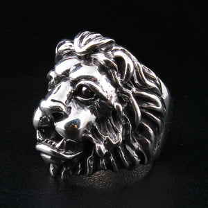Anillo llamativo de cabeza de león de plata de ley — vista de tres cuartos