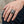 Anillo llamativo de cabeza de león de plata de ley — en el dedo