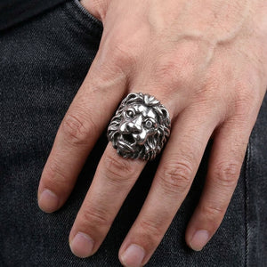 Anello in argento con leone a singolo occhio in cz, indossato su una mano adulta
