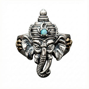 Vista frontal do anel de prata Ganesh apresentando uma pedra turquesa genuína na testa.