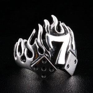 Anillo biker Lucky 7 con dados y llamas en plata esterlina, frontal del anillo lucky seven