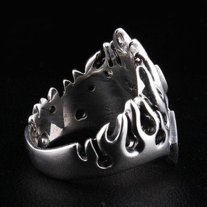 Anillo biker Lucky 7 con dados y llamas en plata esterlina, ángulo interior del anillo