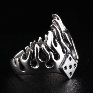 Anillo biker Lucky 7 con dados y llamas en plata esterlina, perfil lateral del anillo