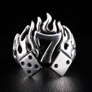 Anillo biker Lucky 7 con dados y llamas en plata esterlina, anillo en vista tres cuartos izquierda