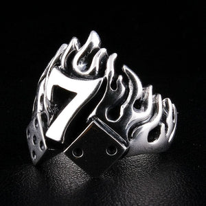 Anillo biker Lucky 7 con dados y llamas en plata esterlina, anillo en vista tres cuartos derecha