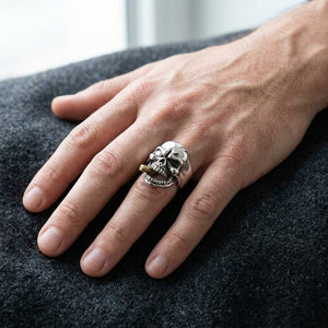 Anillo de calavera fumando con ojo de diamante en plata de ley llevado en la mano