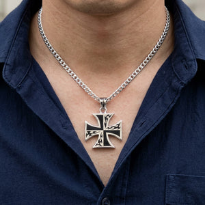 Pendentif croix de Malte flammes tribales en argent sterling présenté sur une chaîne en argent avec une chemise sombre