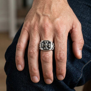 Bague biker croix de Malte en argent sterling, portée sur la main
