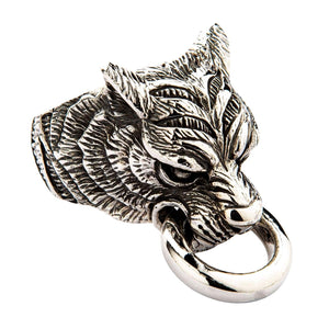 Sidoprofil av den massiva silvertigerringen som framhäver de intrikata, oxiderade ränderna.