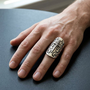 Medeltida sköld- och svärdring i 925 sterlingsilver buren på en vuxen hand