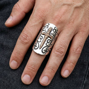 Bague épée et bouclier médiévaux en argent sterling portée sur une main d'adulte, montrant les détails du dessus et des épaulements.