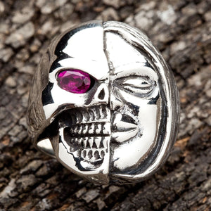 En Memento Mori Two Face herrering i sterlingsølv som viser designet med halvt hodeskalle og halvt menneskeansikt