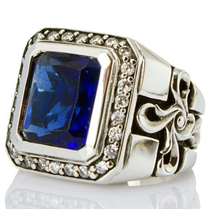 Ein massiver gotischer Kreuzring für Herren aus Sterlingsilber mit einem großen saphirblauen Zirkonia-Stein und einem Halo aus klaren Akzentsteinen