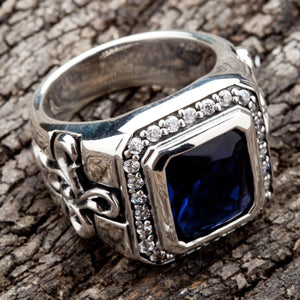 Ein Herrenring im mittelalterlichen Stil mit einem tiefblauen Stein, gefertigt aus schwerem Sterlingsilber
