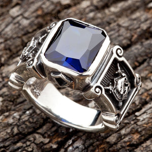 Ein gotischer Herren-Ritterring aus massivem 925 Sterlingsilber mit einem wuchtigen blauen CZ-Stein und kunstvollen Seitengravuren