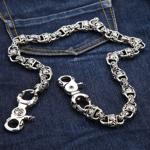 Brieftaschenkette aus 925 Sterlingsilber mit Vorhängeschloss-Gliedern, vollständige geschwungene Kette und Medaillon-Verschlüsse auf Denim