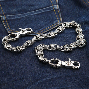 Brieftaschenkette aus 925 Sterlingsilber mit Vorhängeschloss-Gliedern, gegenüberliegend geschwungene Vorhängeschloss-Kette auf Denim