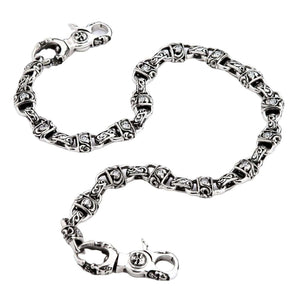 Brieftaschenkette aus 925 Sterlingsilber mit Vorhängeschloss-Gliedern, Vorhängeschloss-Kette und Totenkopf-Verschlüsse auf Weiß