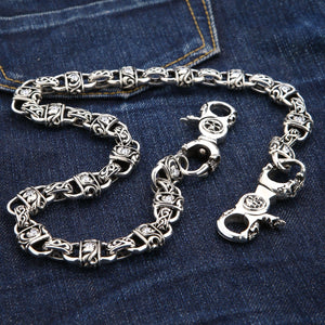 Brieftaschenkette aus 925 Sterlingsilber mit Vorhängeschloss-Gliedern, Vorhängeschloss-Glieder und Totenkopf-Verschlüsse auf Denim