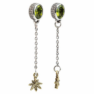 Orecchini pendenti in argento sterling 925 con peridoto e foglia d'oro. La coppia mostrata ad angolo evidenzia le punte delle foglie e le giunzioni della catena in argento.