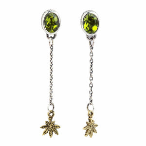 Orecchini pendenti in argento sterling 925 con peridoto e foglia d'oro. Le pietre verdi ovali sormontano sottili catene e foglie di cannabis color oro.