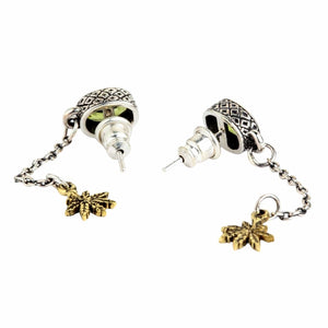 Orecchini pendenti in argento sterling 925 con peridoto e foglia d'oro. Il retro aperto dei castoni dei peridoti e le chiusure a pressione sono visibili sopra i ciondoli a foglia.