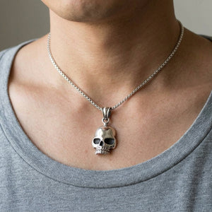 Zawieszka Phantom Skull ze srebra próby 925 noszona na dekolcie osoby dorosłej