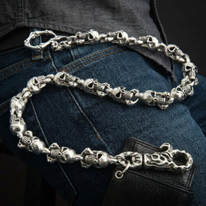 Phantom Skull Brieftaschenkette aus 925 Sterlingsilber mit 18 skulptierten Totenkopf-Gliedern getragen über der dunklen Jeans eines sitzenden Models