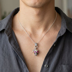 Pink-Eye Skull 13 Sterling Zilveren Hanger, gedragen aan een halsketting met hals en bovenborst zichtbaar
