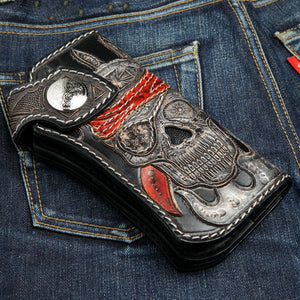 Motocyklowy portfel z rzeźbionej czarnej skóry z piracką czaszką, portfel z piracką czaszką pod kątem bocznym na dżinsie