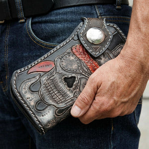 Biker-Geldbörse aus schwarzem Leder mit geschnitztem Piraten-Totenkopf, an der Hüfte gehalten