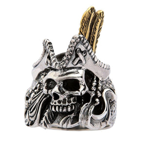Piratdödskallering i 925 sterlingsilver, vinklad piratdödskalle och två fjädrar i guldton på vitt